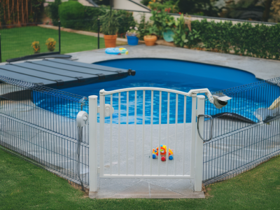 Quel système de sécurité simple et conforme choisir pour protéger un enfant de moins de 5 ans autour d’une piscine enterrée