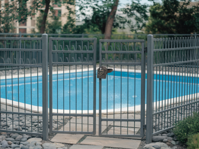 Comment sécuriser une piscine hors-sol face aux enfants et aux animaux : solutions certifiées et coût moyen