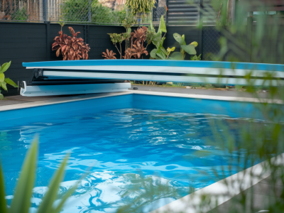 Quel abri de piscine choisir pour prolonger la saison sans démarches administratives : télescopique, coque ou bâche ?